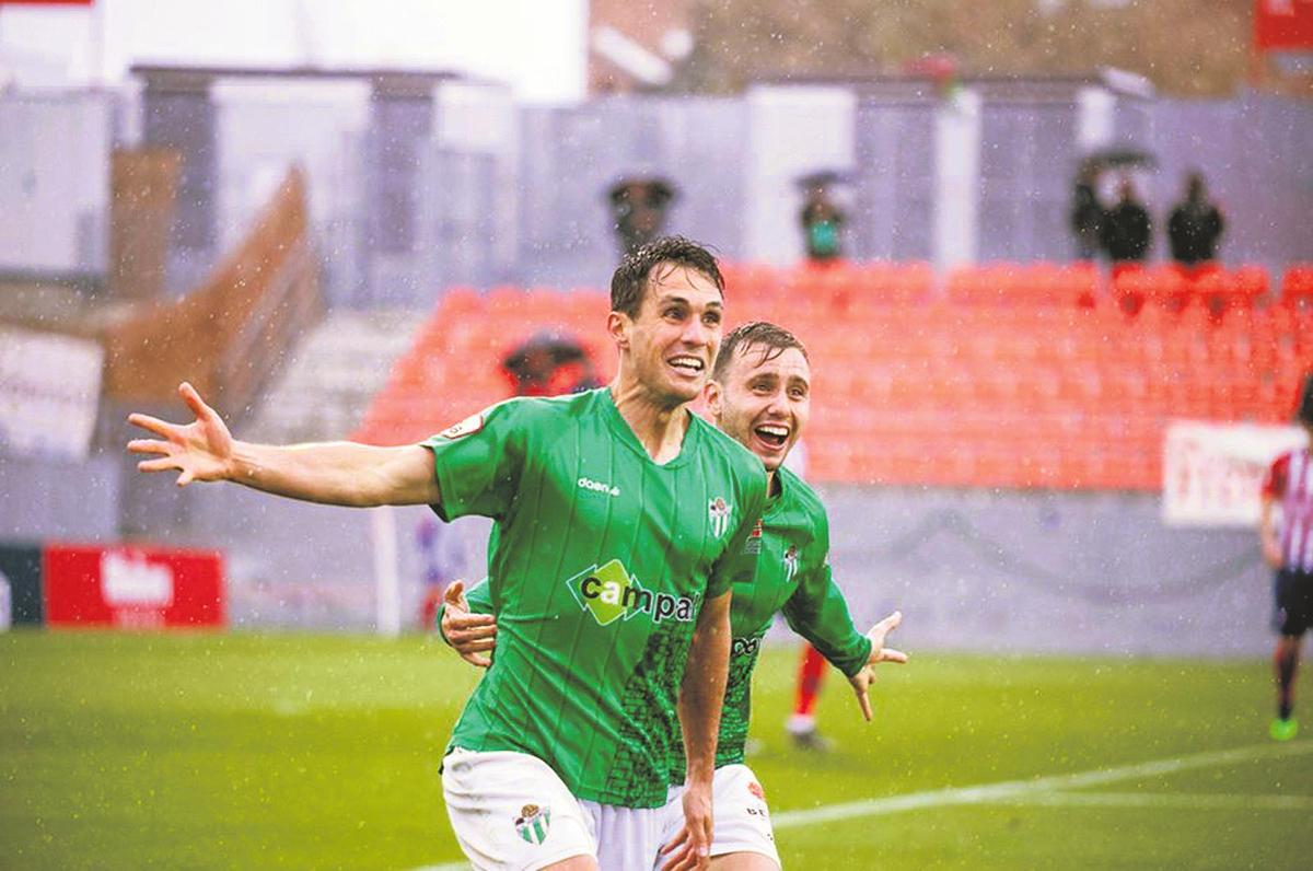 Espina y Carmona celebran el gol del Guijuelo.