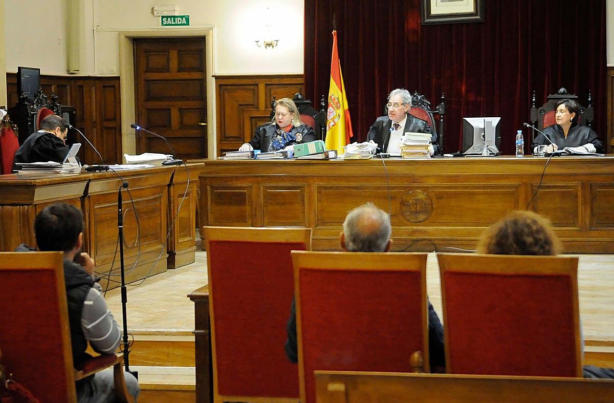 Los acusados, este lunes en la Audiencia Provincial.