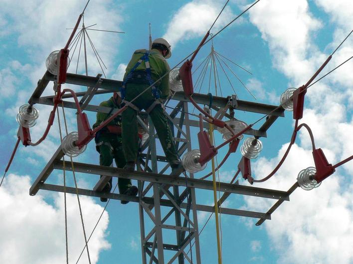 Varios opearios de Iberdrola modifican el tendido eléctrico