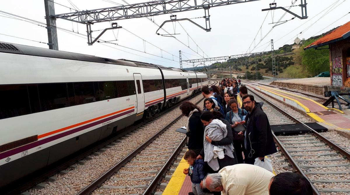 Los pasajeros esperando al tren que los llevó a Ávila.