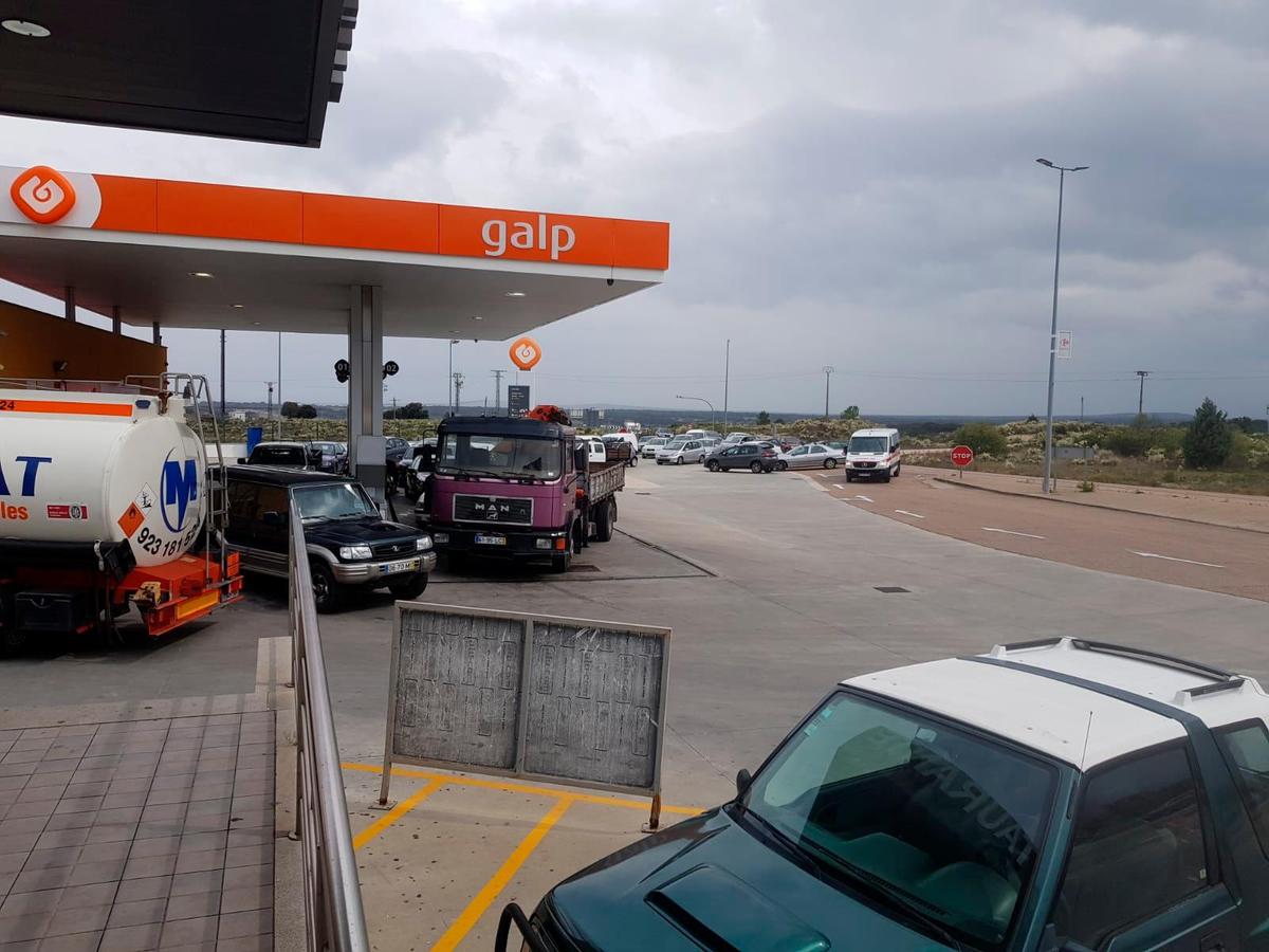 Largas filas de vehículos, muchos portugueses, esperando ayer su turno en una de las gasolineras de Fuentes de Oñoro.