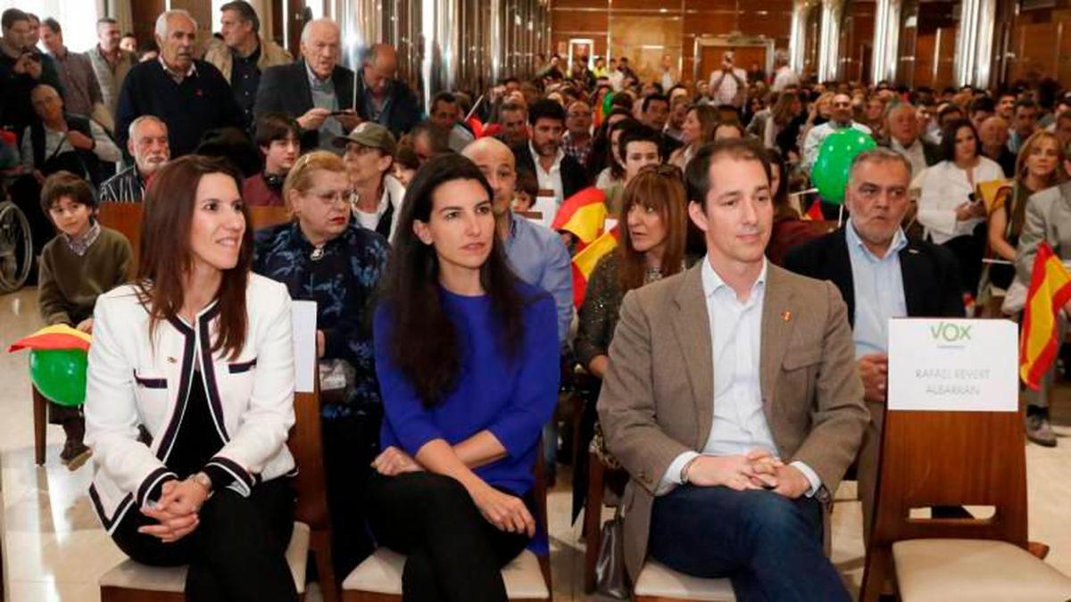 Eva María Pérez Bartol (izq.) junto a Rocío Monasterio y Víctor González.