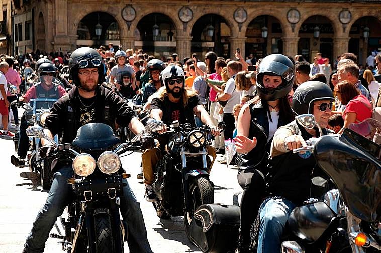 Concentración de moteros en la Plaza Mayor.