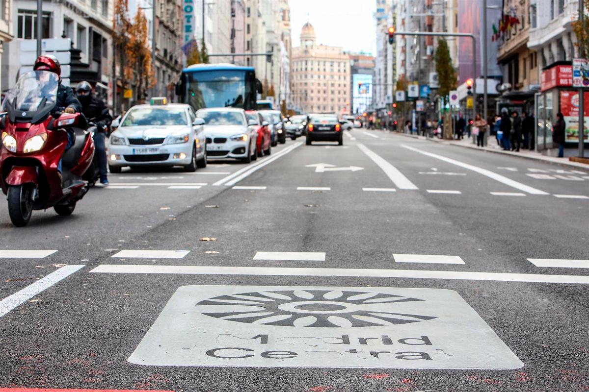 Varios vehículos circulan por las calles de Madrid