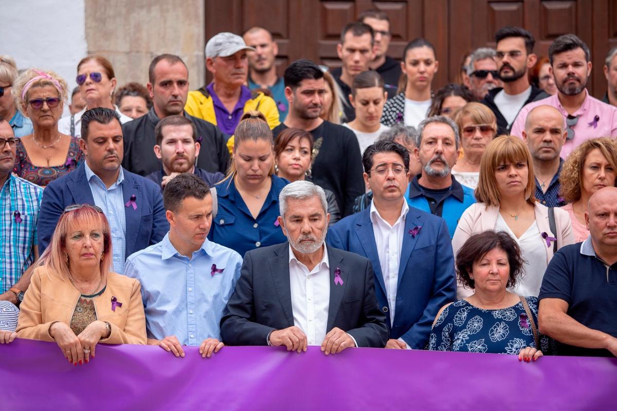 Vecinos de Adeje guardaron el jueves un minuto de silencio por el asesinato por violencia machista.