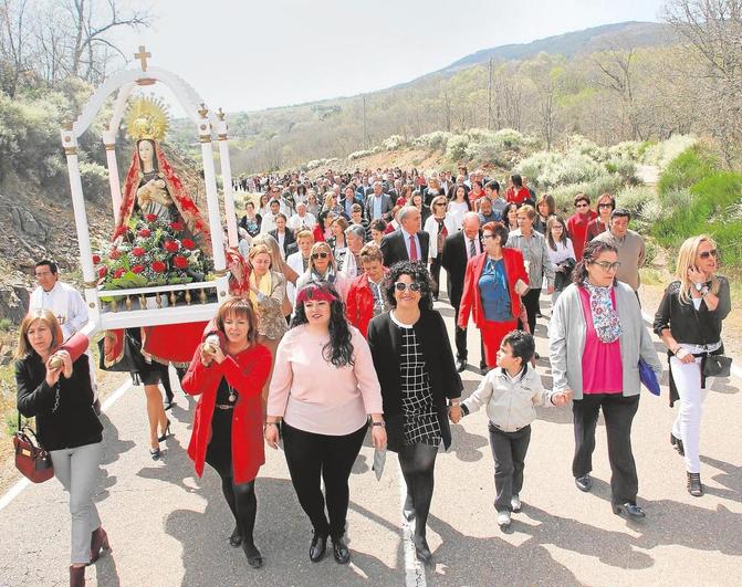 Subida de la Virgen a la ermita en la fiesta de 2017 ya que la lluvia impidió hacerlo el año pasado.