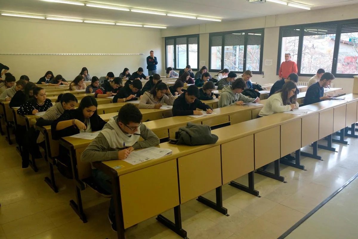 Alumnos de bachillerato participan en la fase local de una olimpiada.