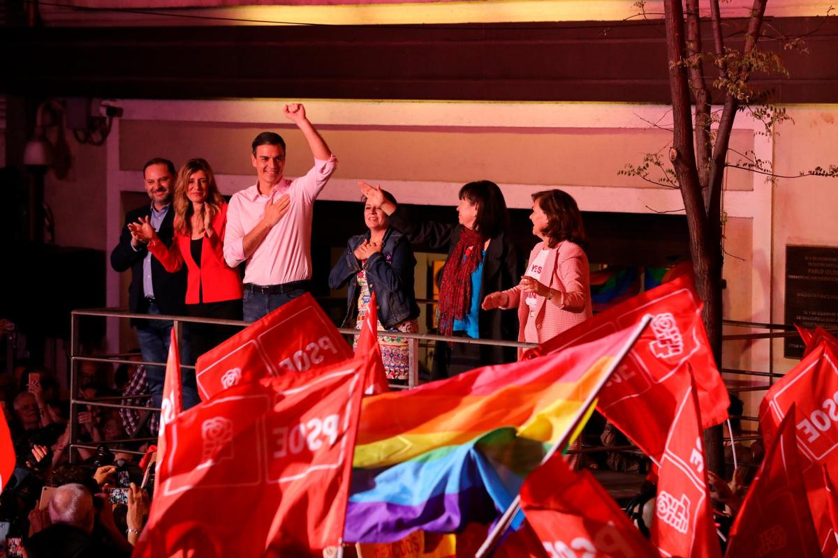Sánchez celebra con euforia el triunfo del PSOE
