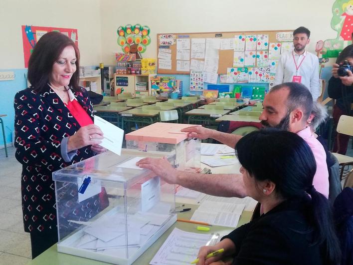 La diputada provincial del PSOE y alcaldesa de Peñaranda, Carmen Ávila, votando el pasado domingo.