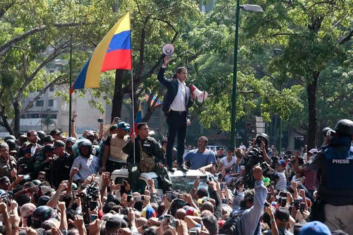 Guaidó se dirige a sus afines megáfono en mano