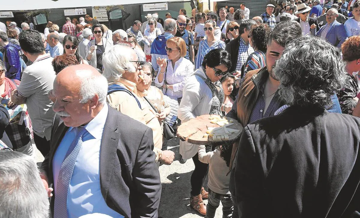 La afluencia de visitantes a la XVI Feria Internacional del Queso de Hinojosa de Duero fue masiva durante toda la jornada de ayer.