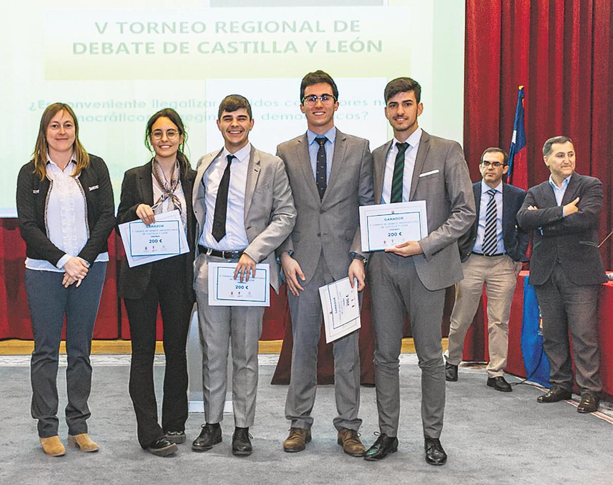 Pilar Talavera, Ramón Brais Freire, Pablo Mezquinita y Álvaro Sánchez, ganadores del Torneo Regional de Debate.