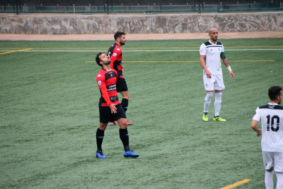 El central Fran Morante, se lamenta en el choque de ida ante el Salamanca en Boadilla del Monte.