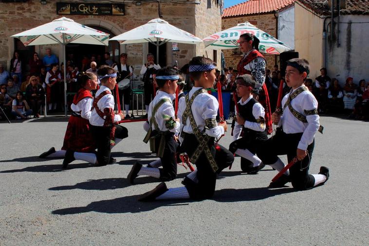 El XII Festival de Danzas de Cespedosa une gracias a la tradición