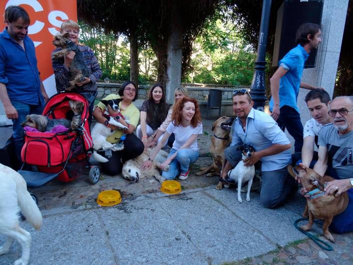 Suárez, con su perro Luke (tumbado en el centro de la imagen) durante el acto en el Campo de San Francisco.