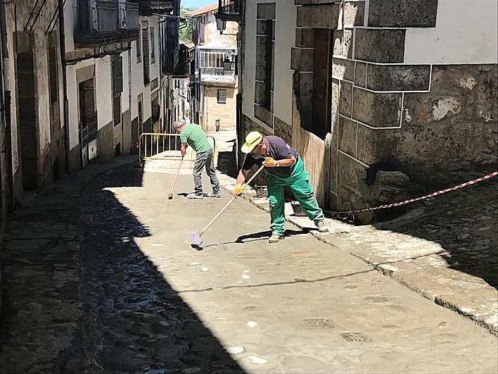 Dos operarios municipales, ayer trabajando en la calle Mayor.