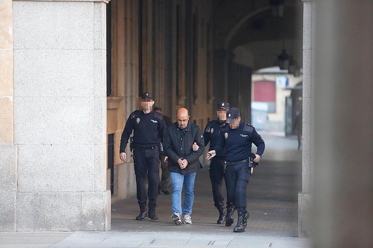 L.O.P.B. sale de uno de los juicios celebrados contra él en diciembre de 2017 por sus múltiples estafas