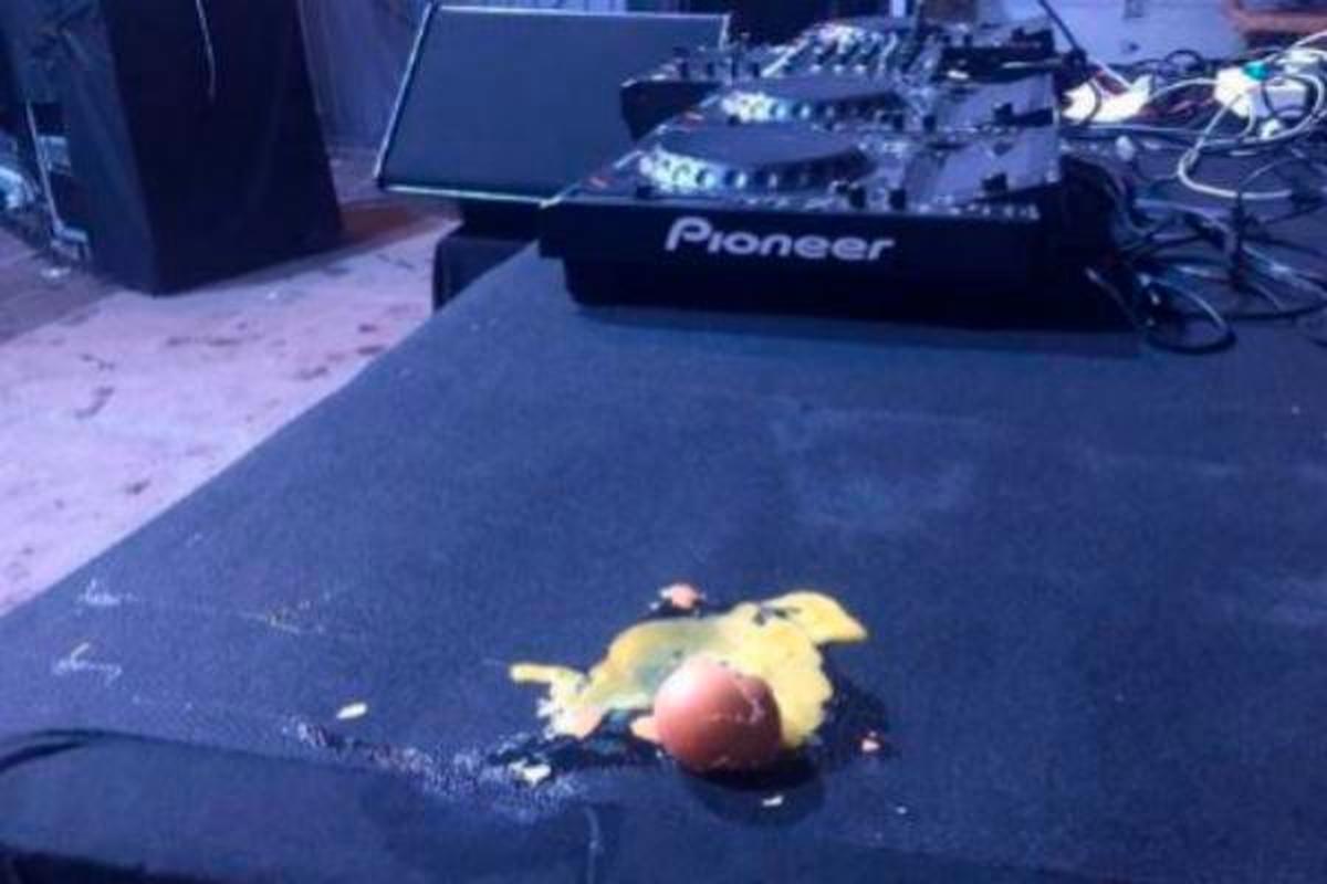 Uno de los huevos lanzados al escenario.