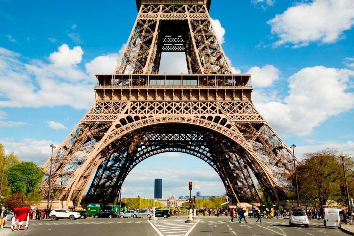 Un individuo fue descubierto escalando la Torre Eiffel.