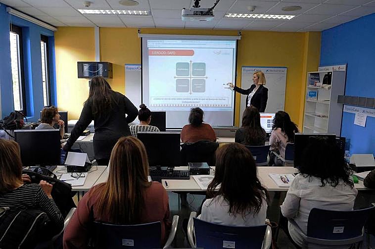 Sonia Llorente imparte los talleres del programa Empleo Mujer Castilla y León en Salamanca.