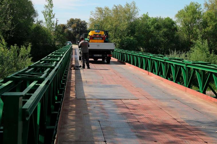 Los operarios realizando labores de mantenimiento en el puente.