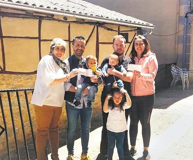 Los padres que han recibido las últimas ayudas con los pequeños.