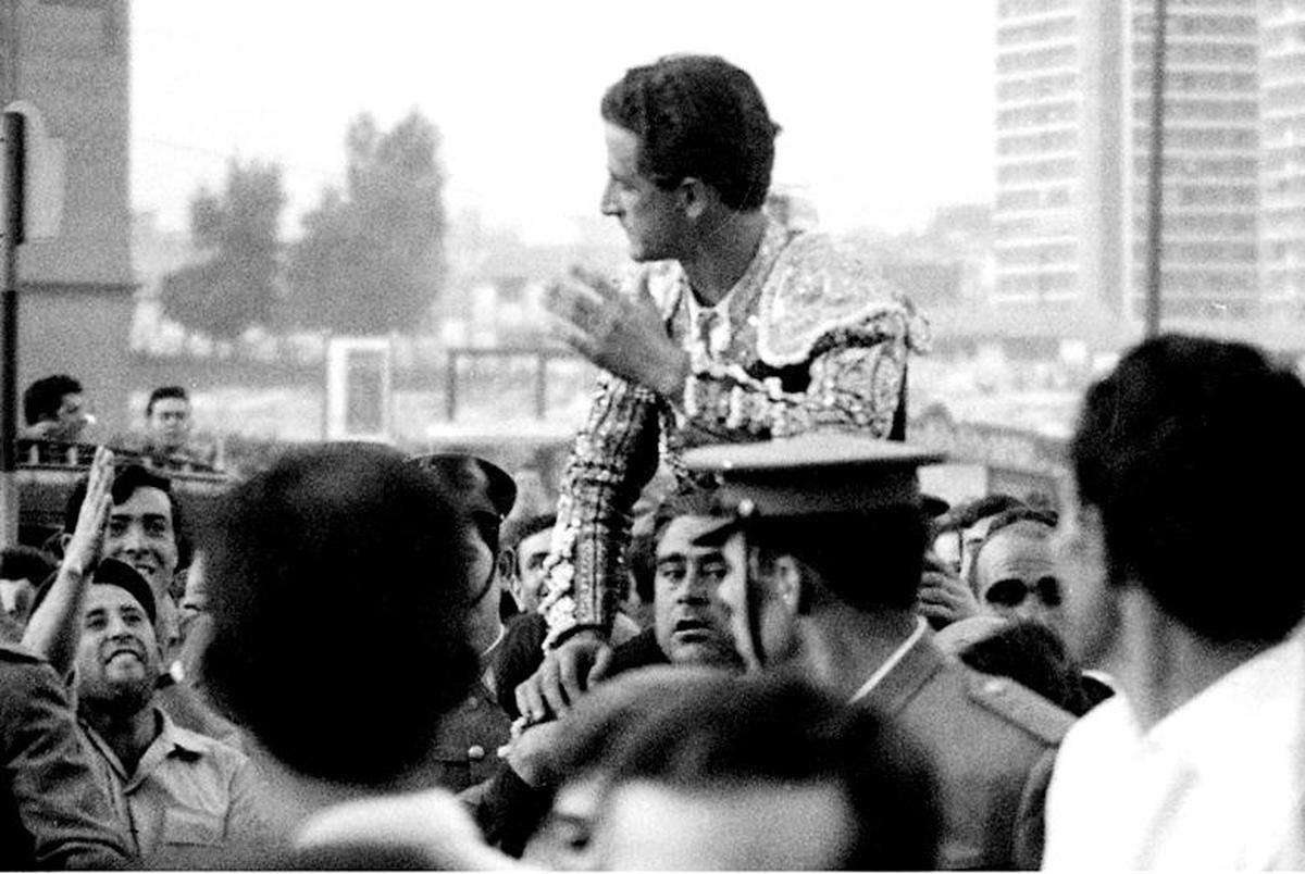 El Viti, en una salida a hombros en la plaza de Las Ventas.