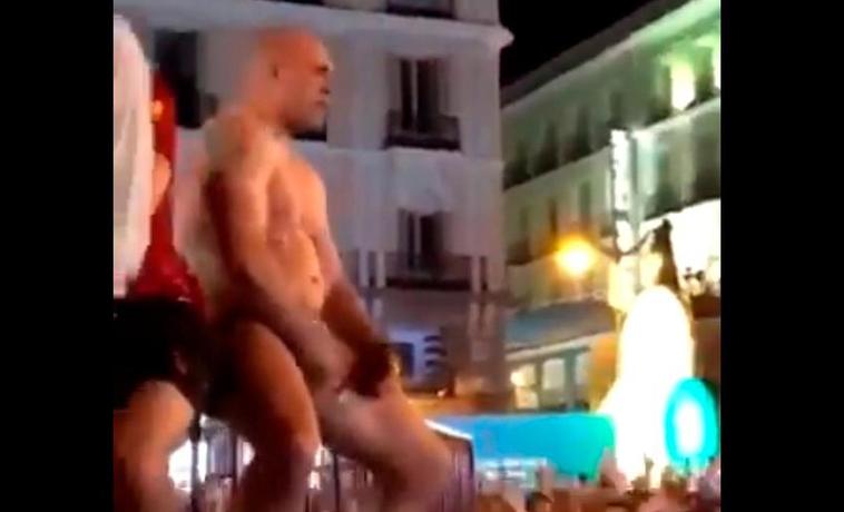 El denenido, subido en una valla de la Puerta del Sol en un fotograma de un vídeo compartido en Twitter.