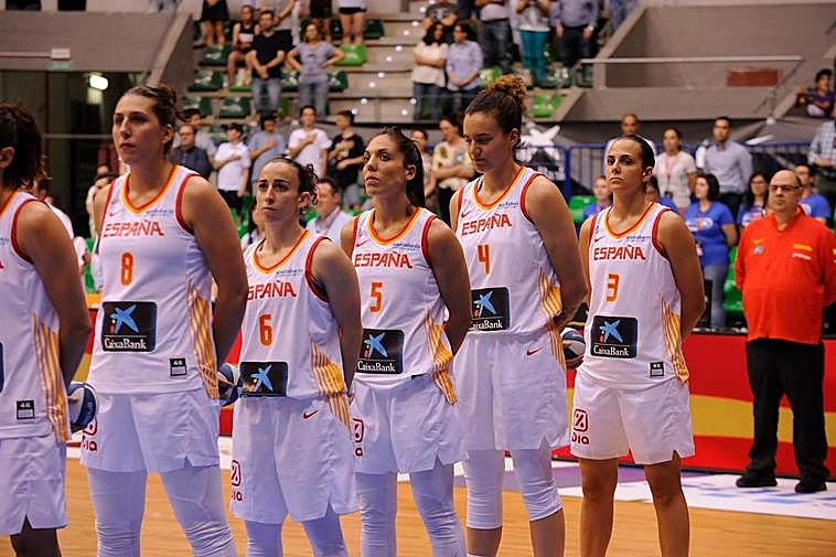 Andrea Vilaró, a la derecha con el número 3.