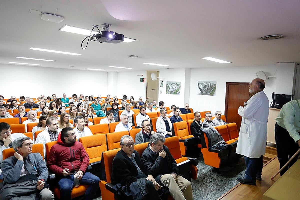 Reunión de médicos en el Hospital para reivindicar la recuperación de los derechos perdidos.