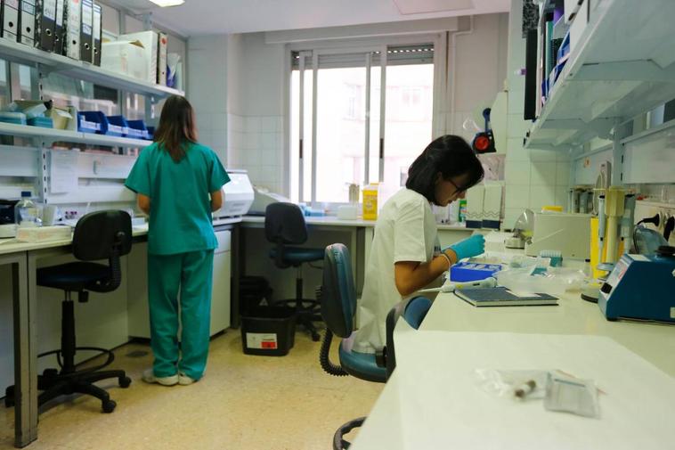 Profesionales de Hematología en los laboratorios del Hospital.