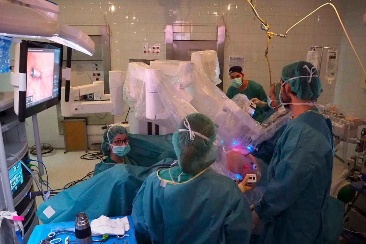 Equipo de Ginecología operando a una paciente con el robot Da Vinci.