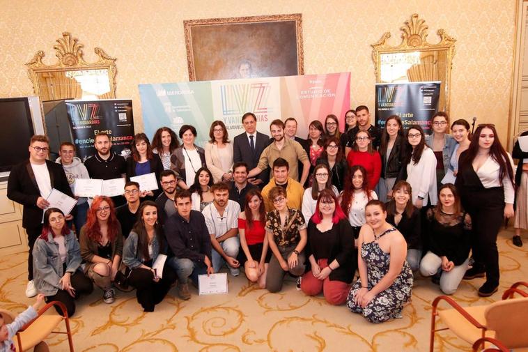 El alcalde de Salamanca junto los premiados en el festival.