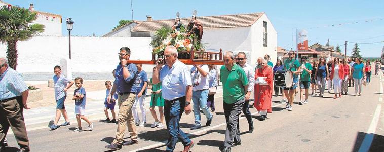 La procesión con las imágenes de los mártires en su recorrido por las calles de la localidad.