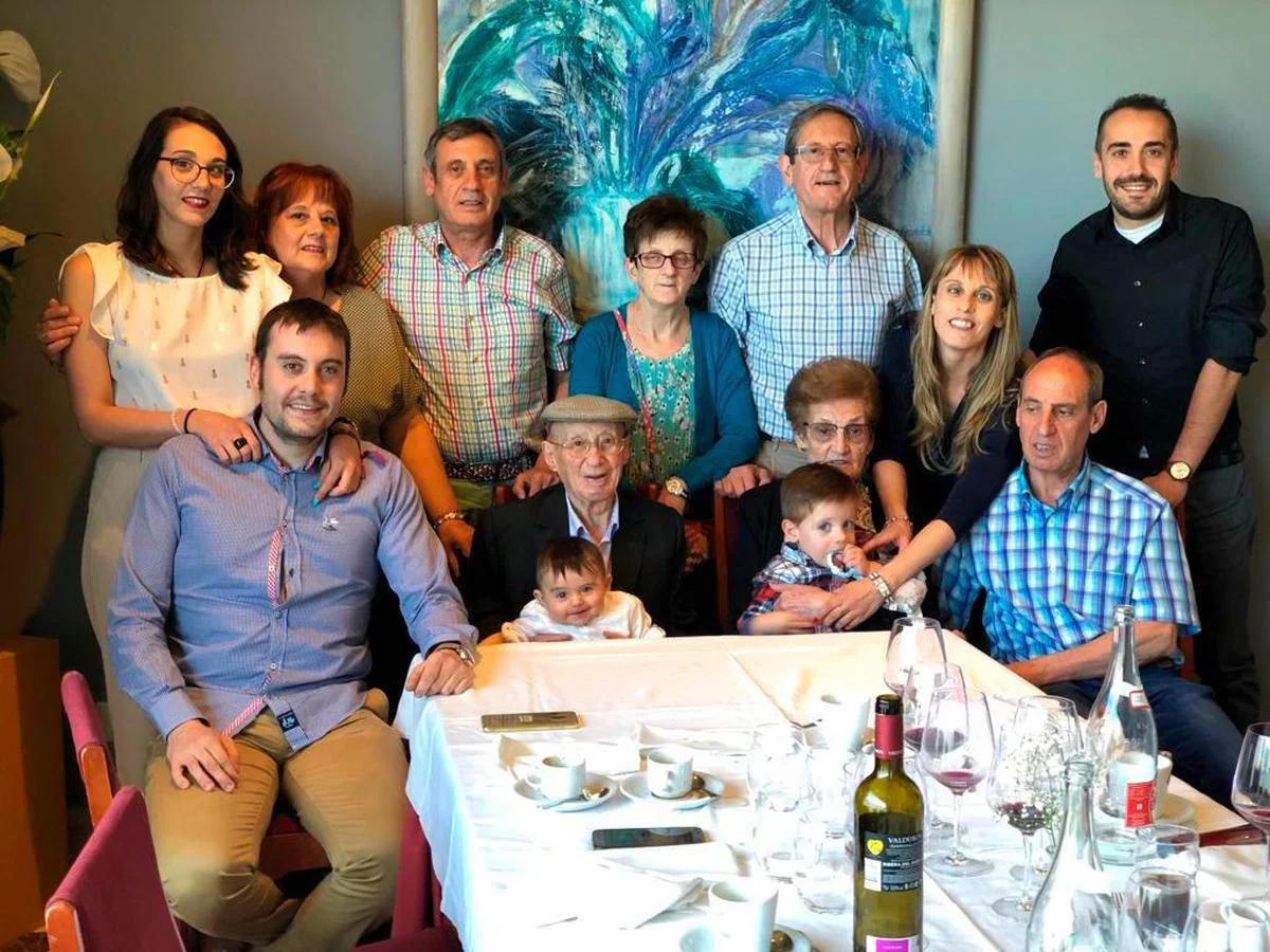 En el centro, Arsenio Ramos con su familia celebrando su 100 cumpleaños