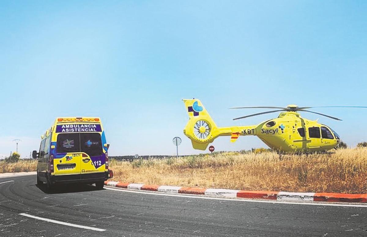 Una ambulancia del Sacyl trasladó a la víctima al hospital de Béjar