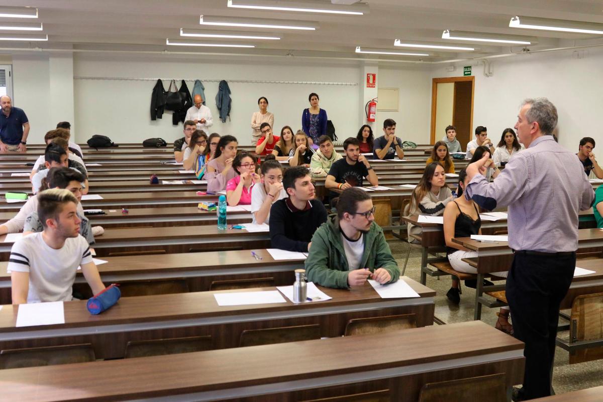 Varios estudiantes, en pleno examen de la EBAU en Salamanca
