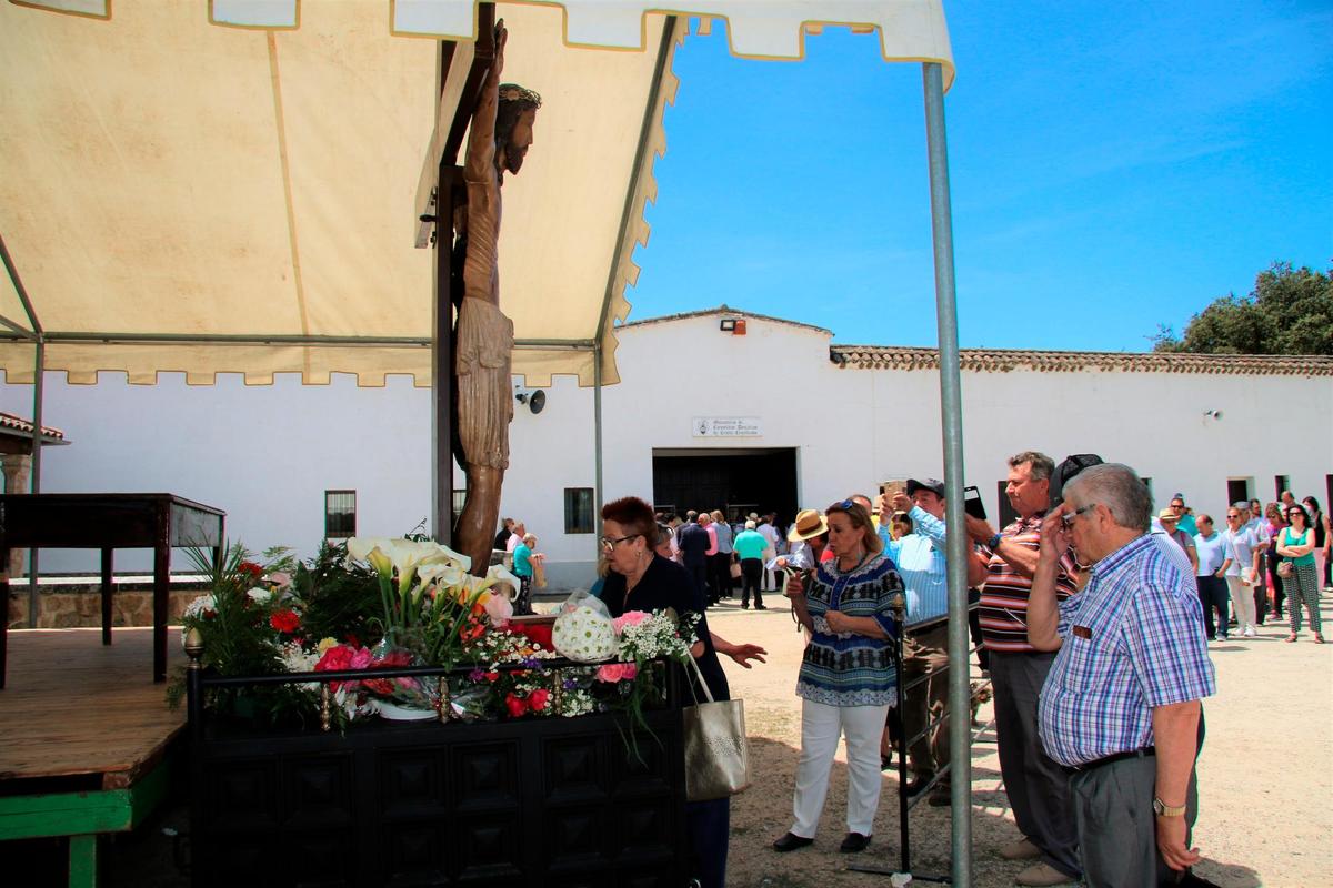 La imagen del Cristo, durante el besapiés en la explanada del templo