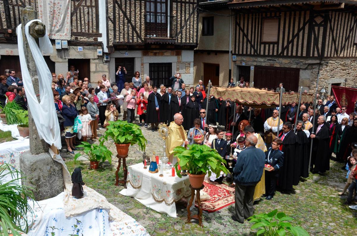 Durante la procesión los niños que han hecho la Primera Comunión rocían al Santísimo con pétalos