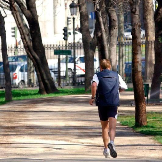 Un hombre haciendo ejercicio.