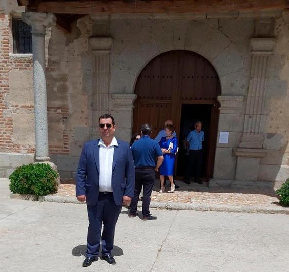 El alcalde de Cantaracillo a las puertas de la iglesia.