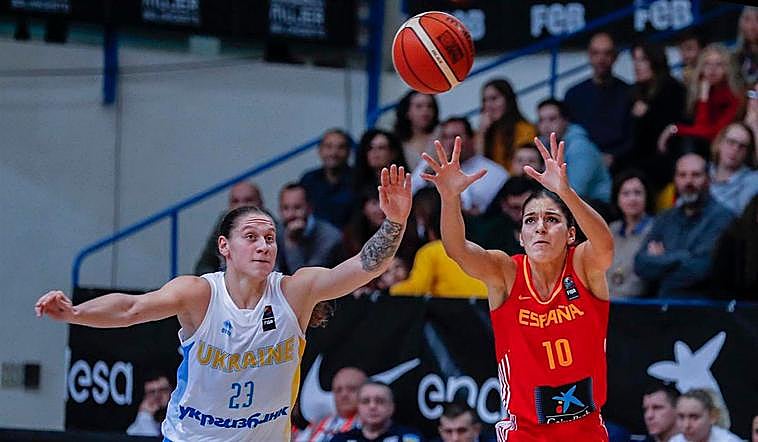 Marta Xargay recibe un balón.