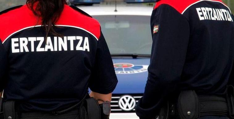 Agentes de la Ertzaintza.