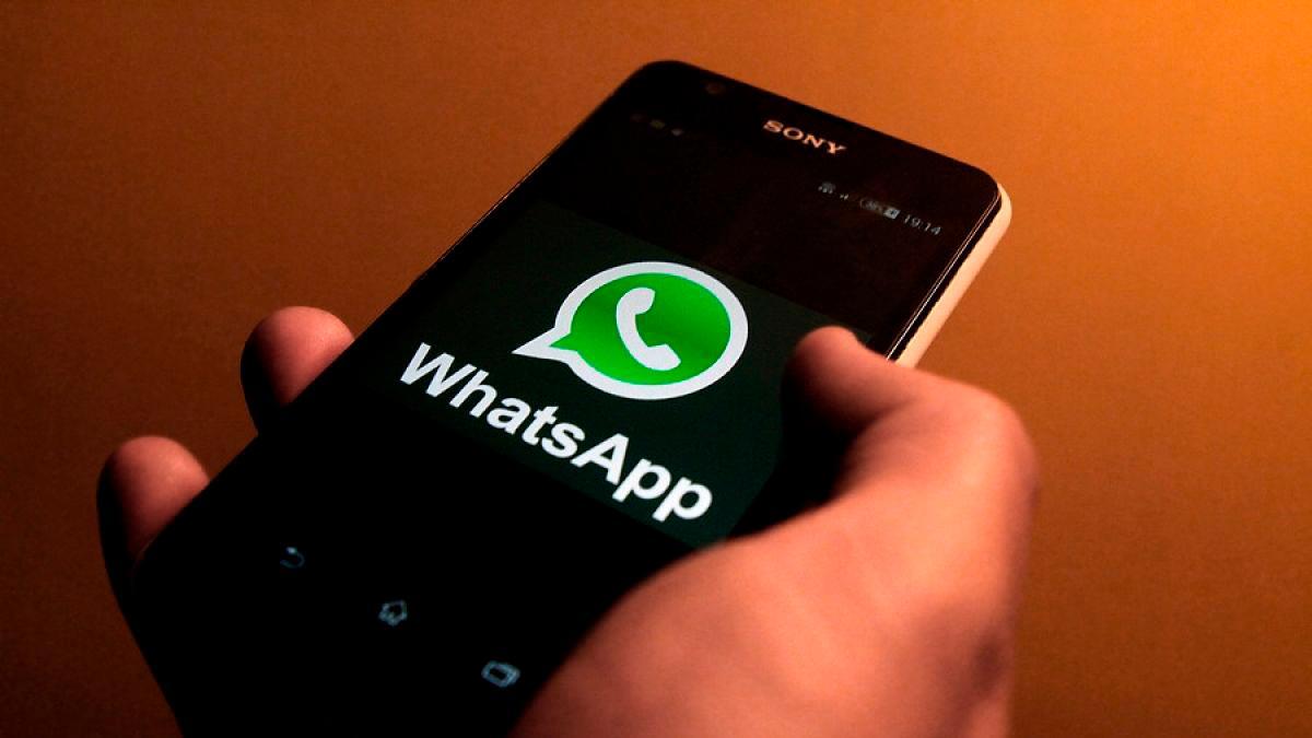 Un teléfono móvil con WhatsApp.