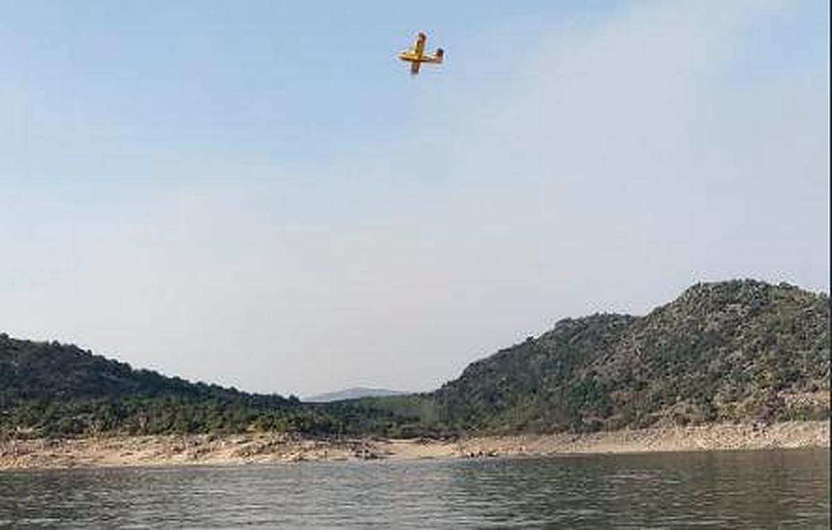 Uno de los aviones que trabajaba en el lugar.