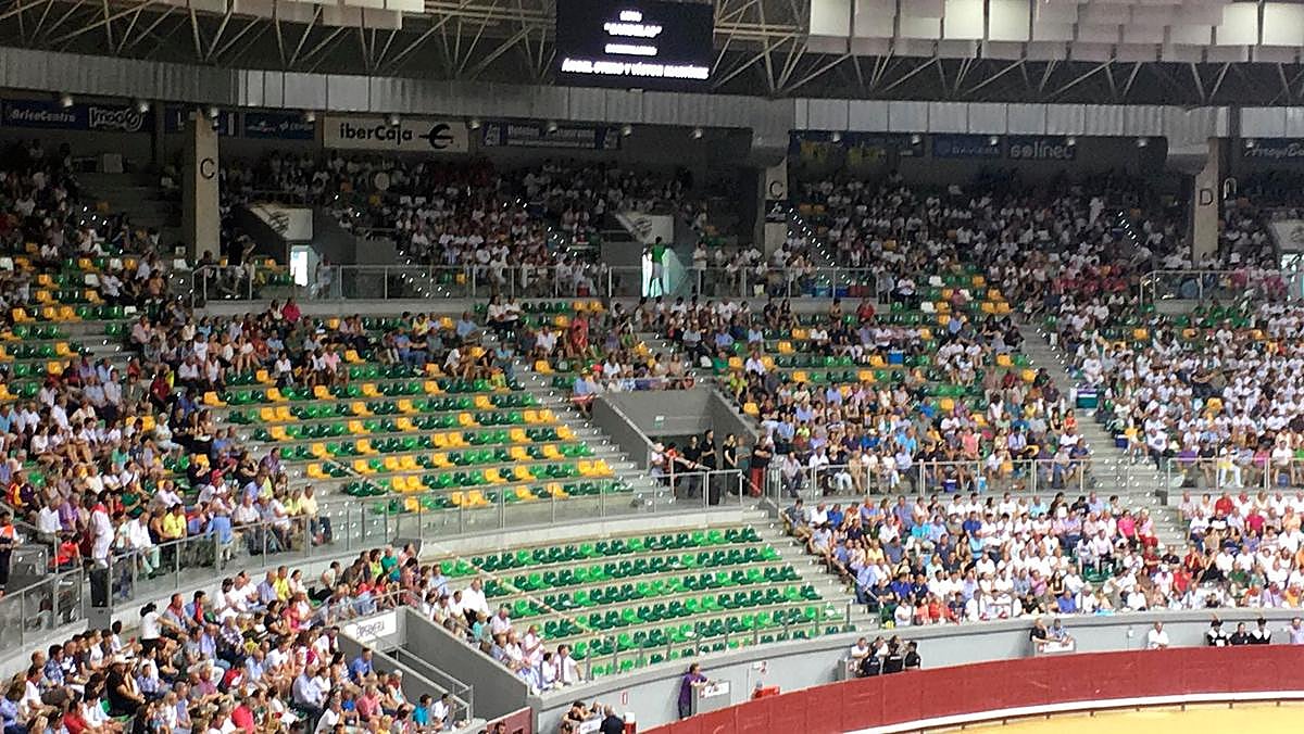 Desalojan un tendido de la plaza de toros de Burgos en plena corrida por peligro de desprendimientos.