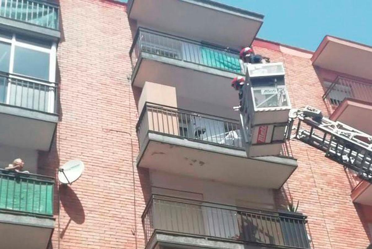 Imagen de la intervención de Bomberos para rescatar el cadáver del perro atado a un balcón en Valladolid.