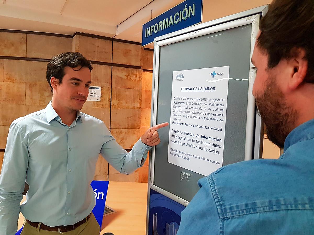 Enrique Nieto, nuevo delegado de Protección de Datos, revisa la cartelería que informa sobre el Reglamento General de Protección de Datos.