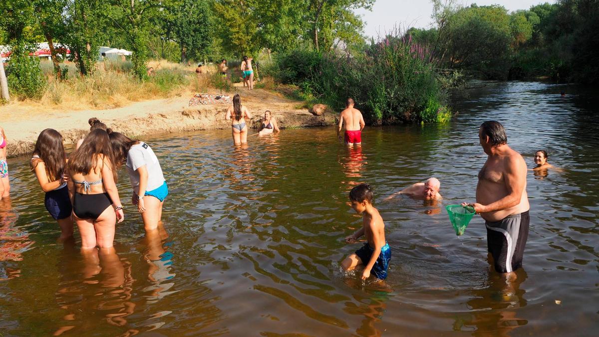 Bañistas en el Tormes.