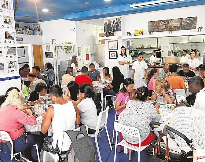 El Comedor de los Pobres, ayer al completo. Una situación que nunca se solía dar en los veranos.